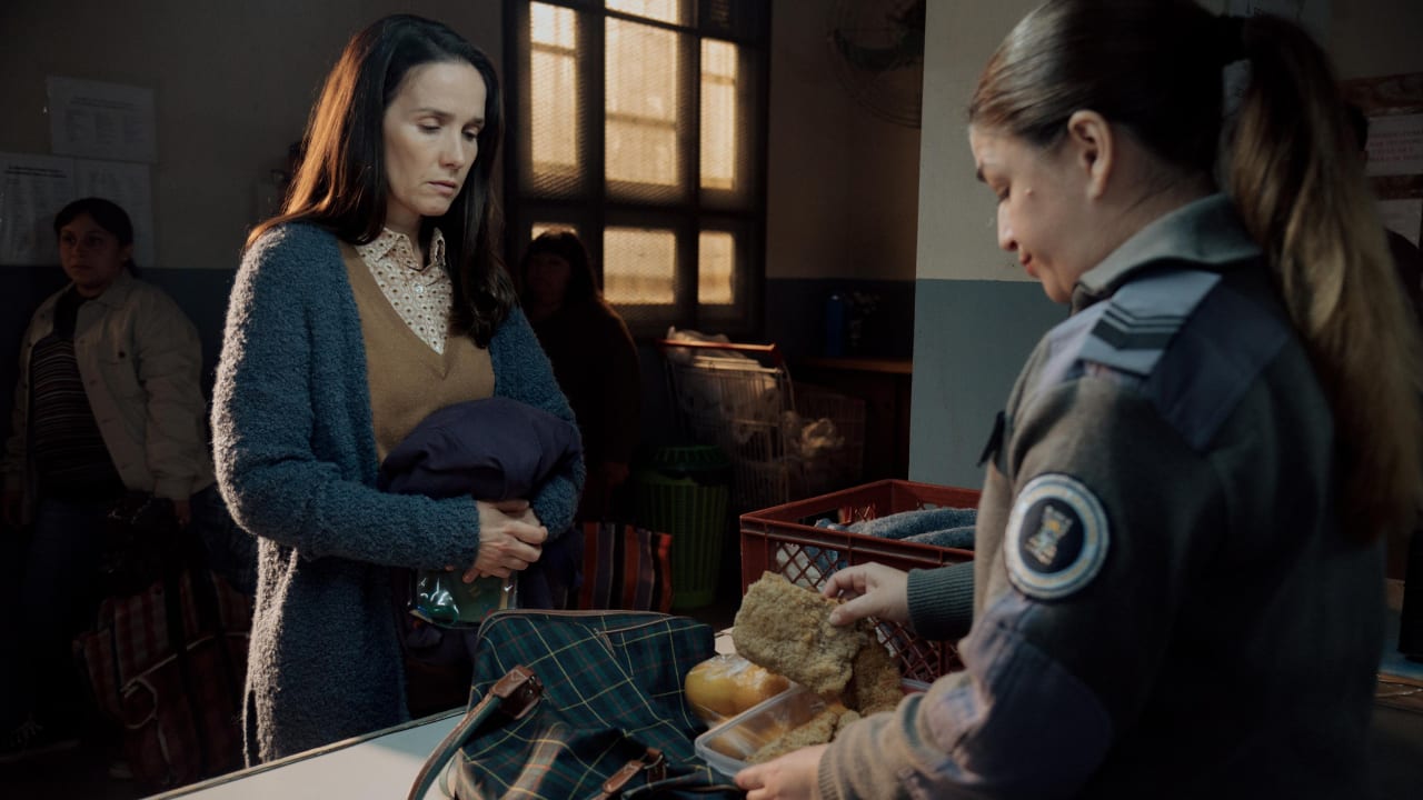 Fotograma de La mujer de la fila (2025)