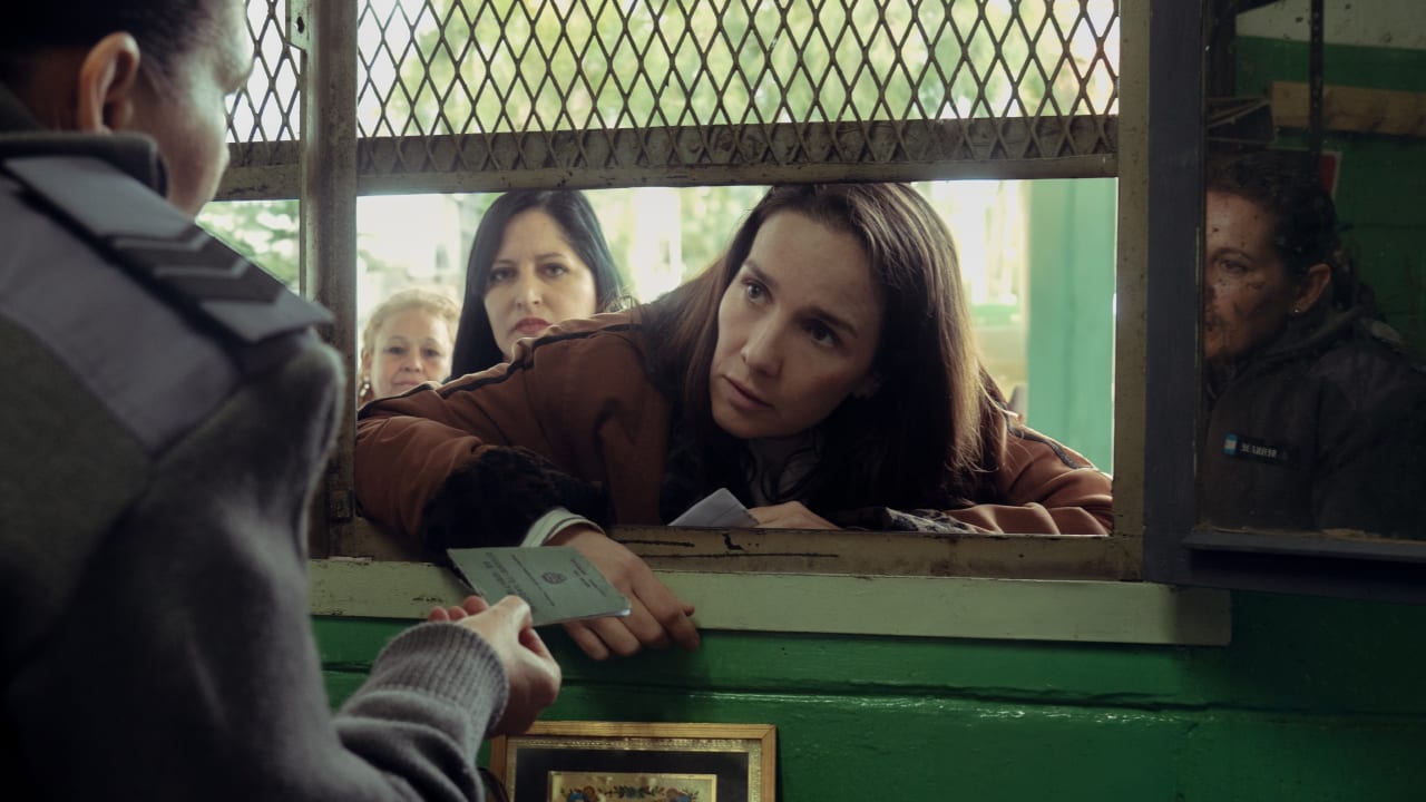 Fotograma de La mujer de la fila (2025)