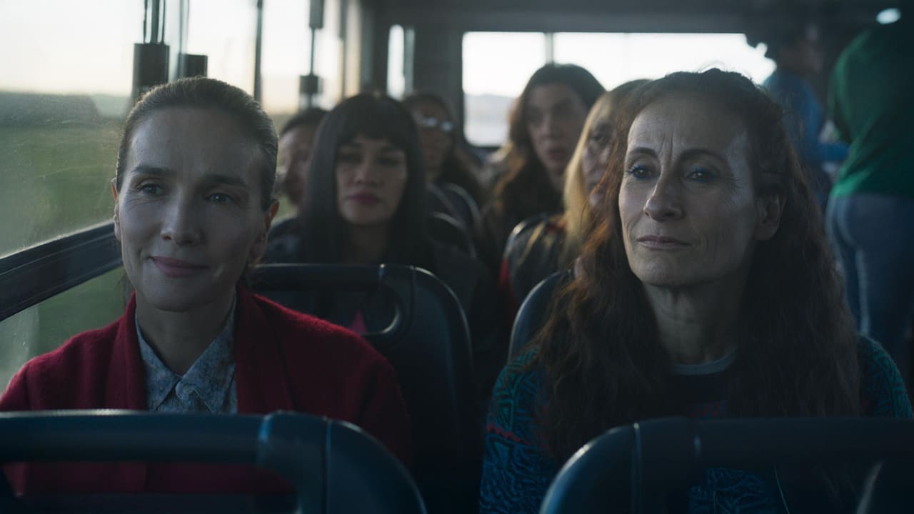 Fotograma de La mujer de la fila (2025)