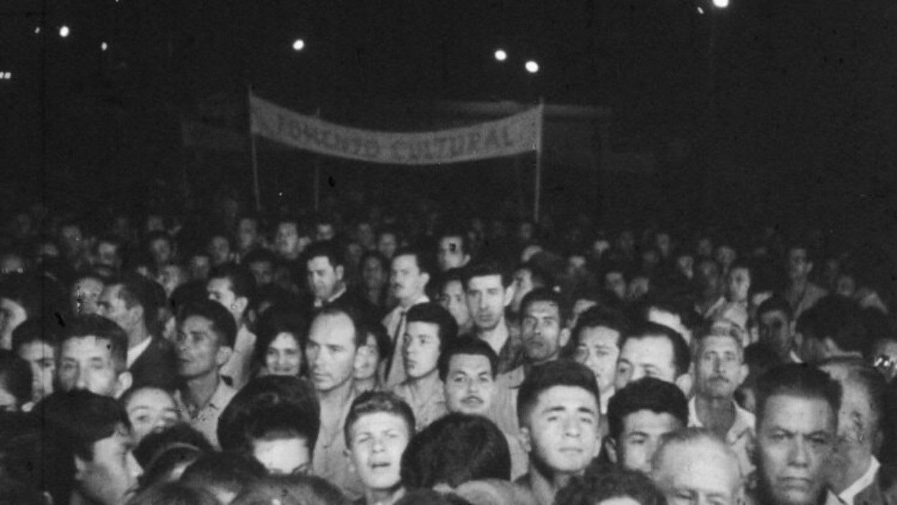 Fotograma de Bajo las banderas, el sol (2025)