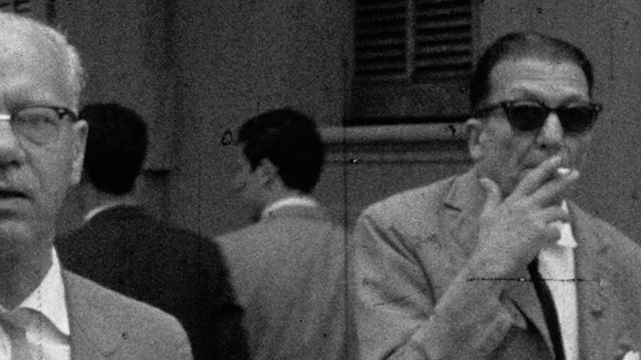 Fotograma de Bajo las banderas, el sol (2025)