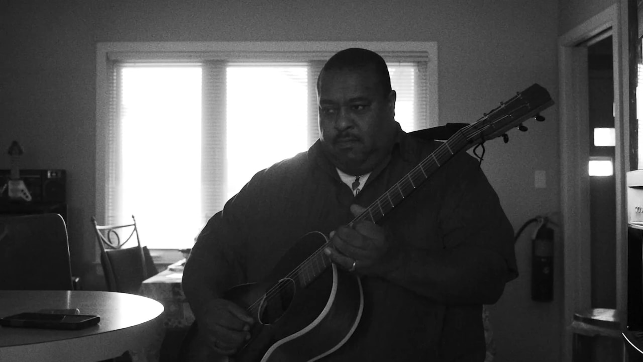 Larry McCray en Algo ha cambiado: Un viaje quijotesco al blues local (2026)