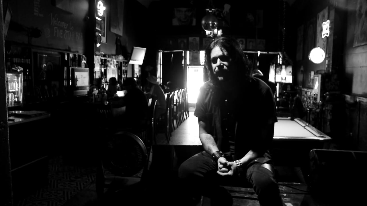 Gilby Clarke en Algo ha cambiado: Un viaje quijotesco al blues local (2026)