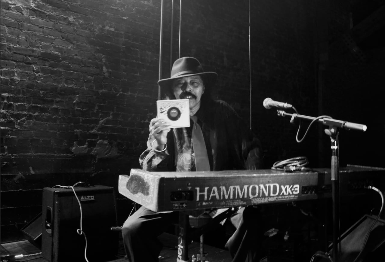 Melvyn "Deacon" Jones en Algo ha cambiado: Un viaje quijotesco al blues local (2026)