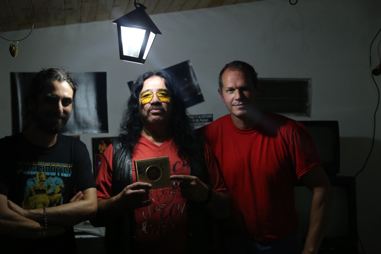 Melvyn "Deacon" Jones, Alejandro Medina y Bernardo David Heredia en el rodaje de Algo ha cambiado: Un viaje quijotesco al blues local (2026)