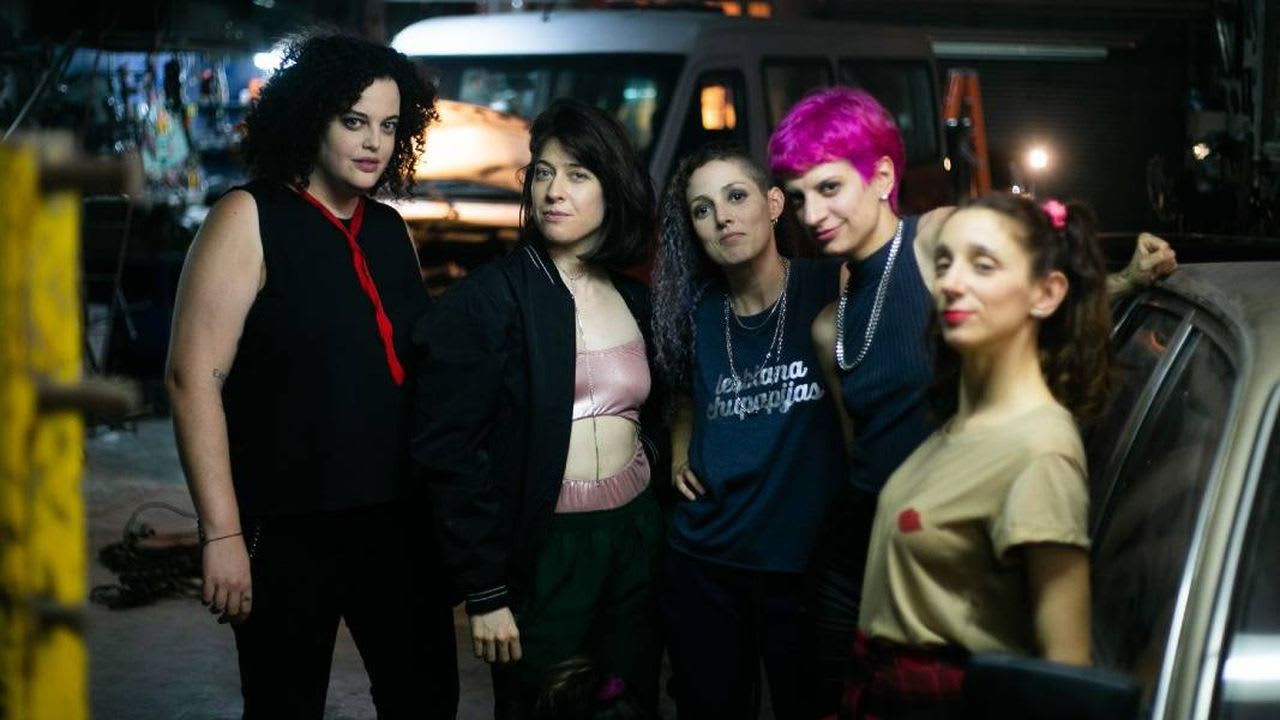 Fotograma de ¡Caigan las rosas blancas! (2025)