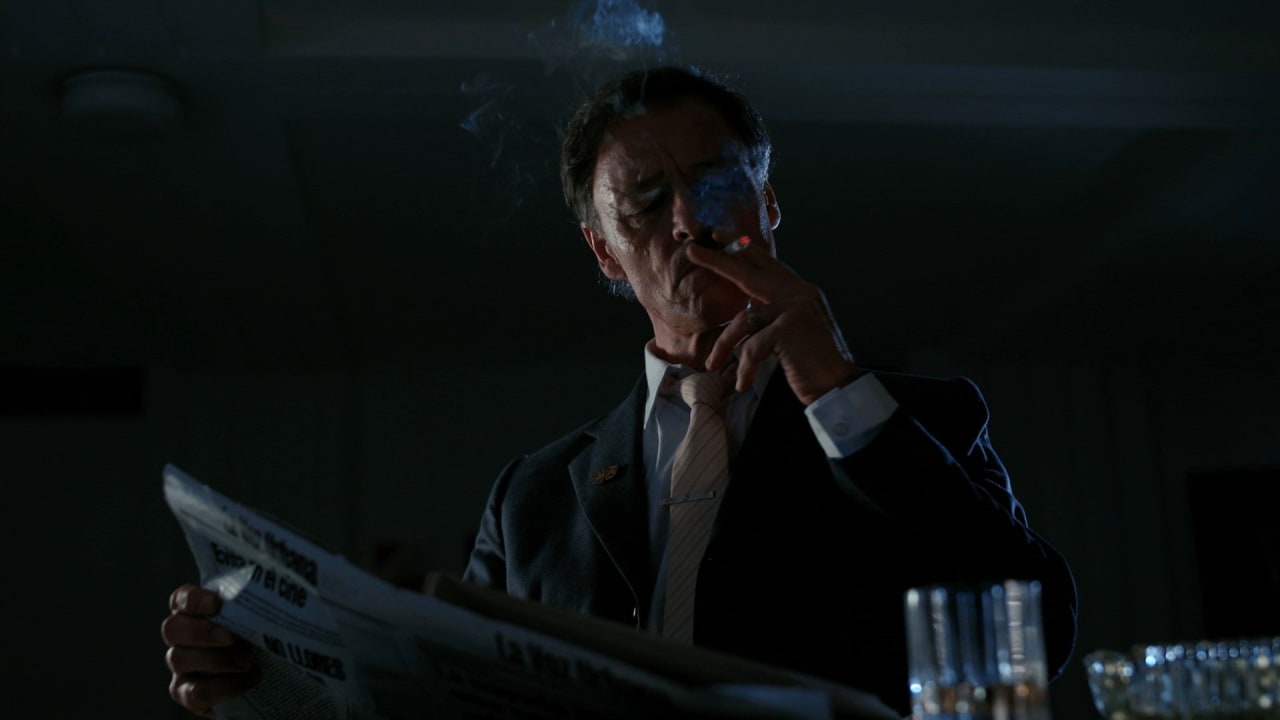 Fotograma de Entre plumas falsas y balas verdaderas (2025)