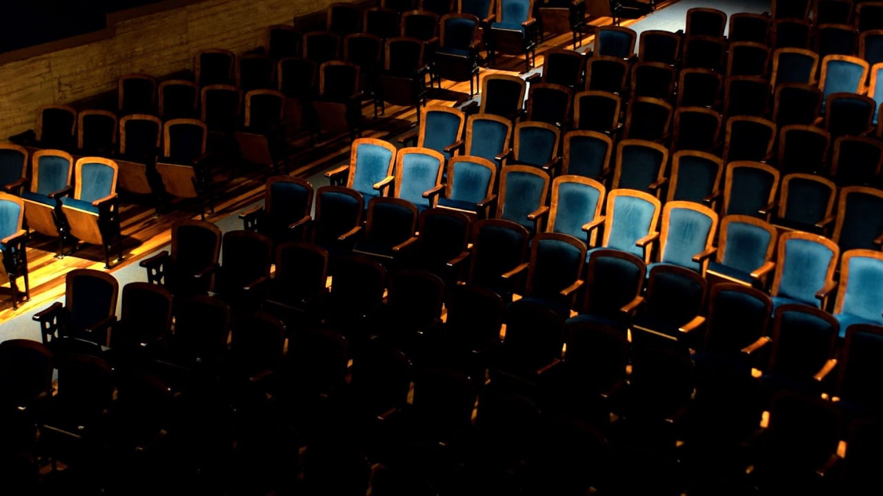 Fotograma de Entre plumas falsas y balas verdaderas (2025)