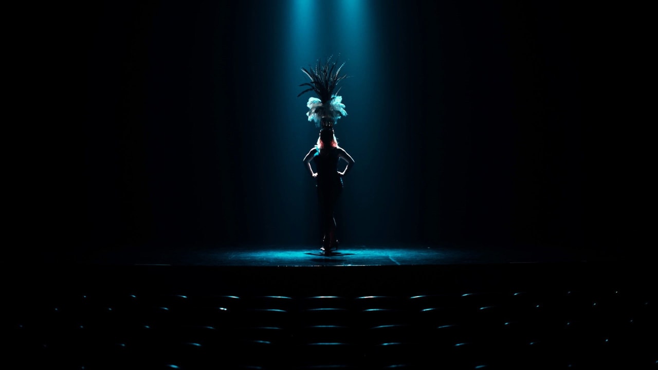 Fotograma de Entre plumas falsas y balas verdaderas (2025)