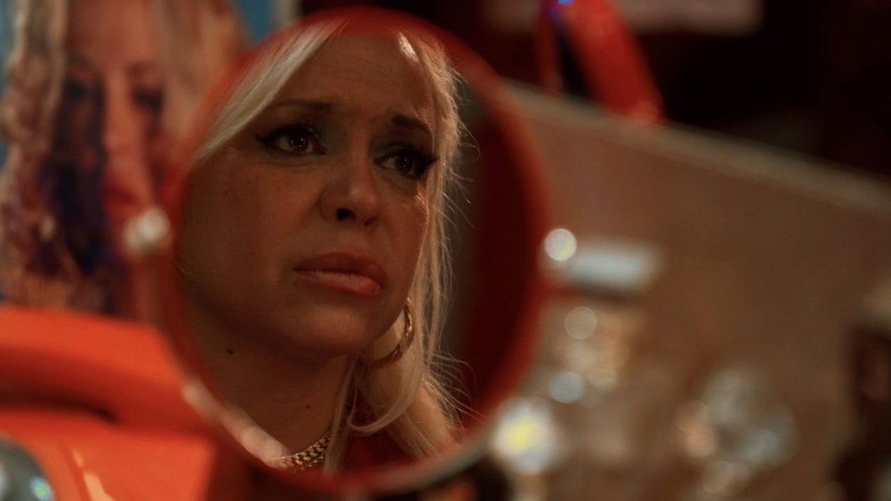 Fotograma de Entre plumas falsas y balas verdaderas (2025)