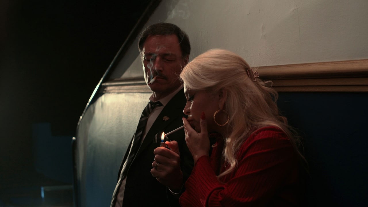 Fotograma de Entre plumas falsas y balas verdaderas (2025)