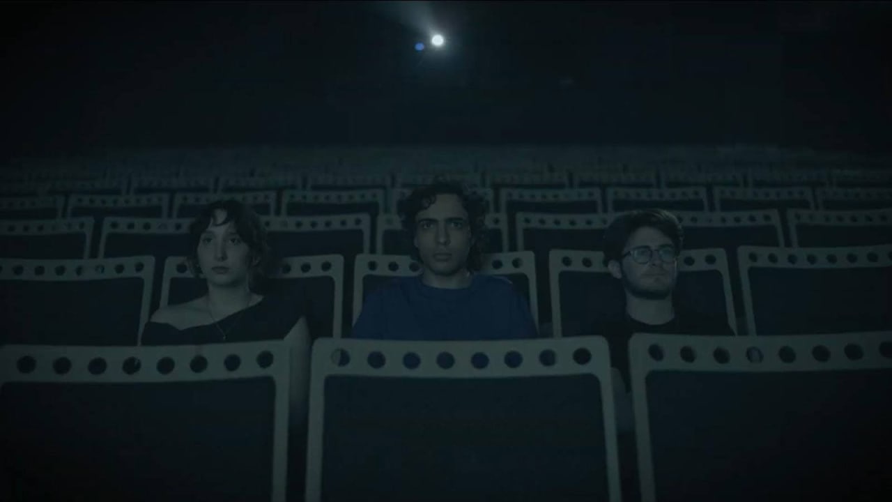 Fotograma de REM (2025)