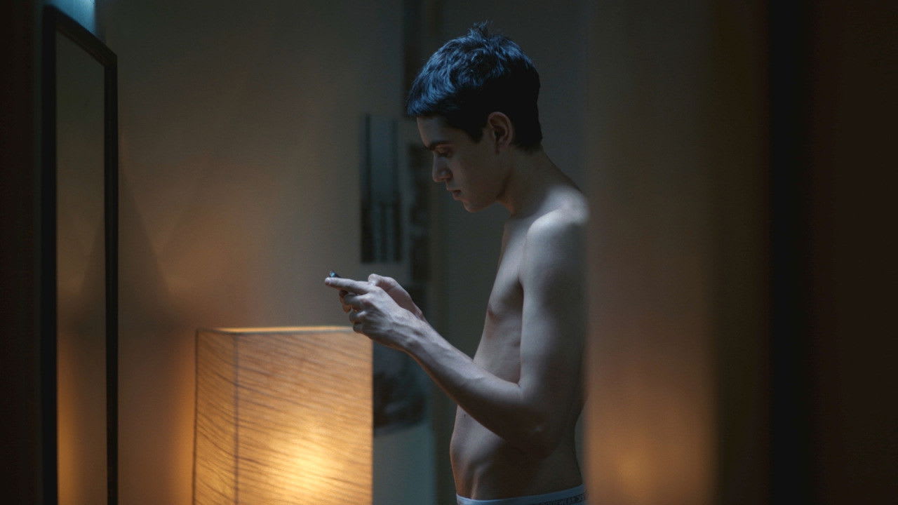 Fotograma de A metros de distancia (2025)