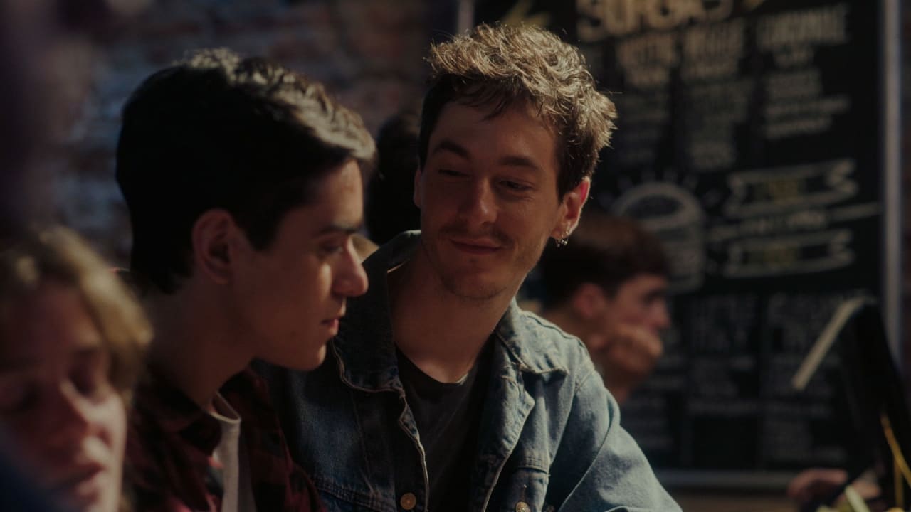 Fotograma de A metros de distancia (2025)