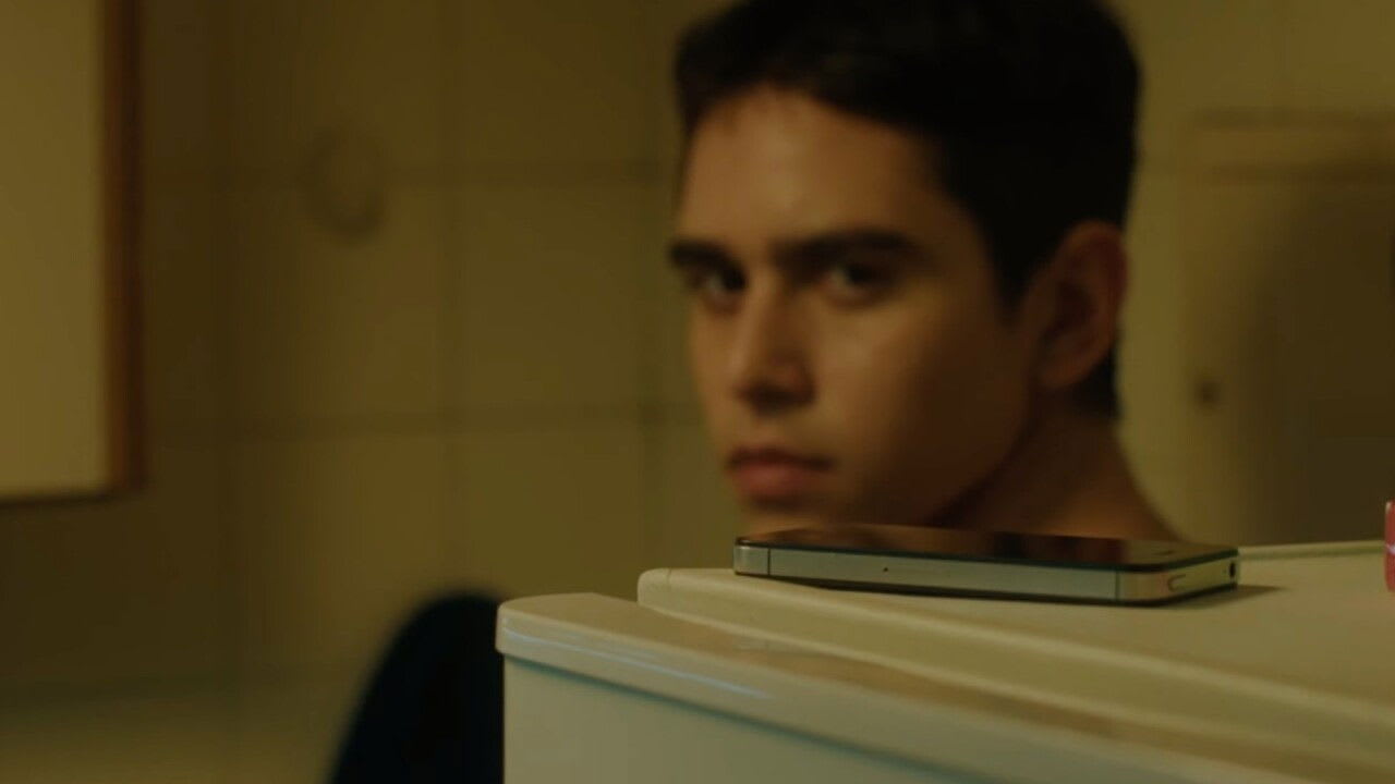 Fotograma de A metros de distancia (2025)