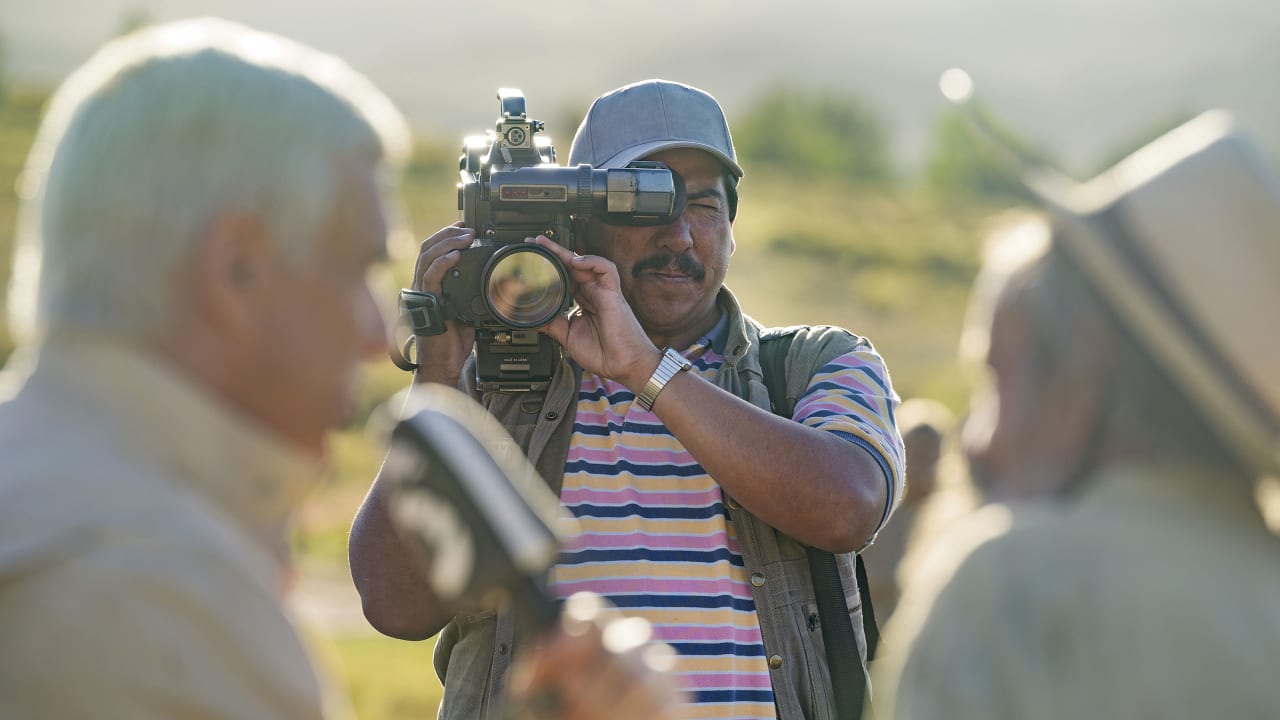 Fotograma de El hombre que amaba los platos voladores (2024)