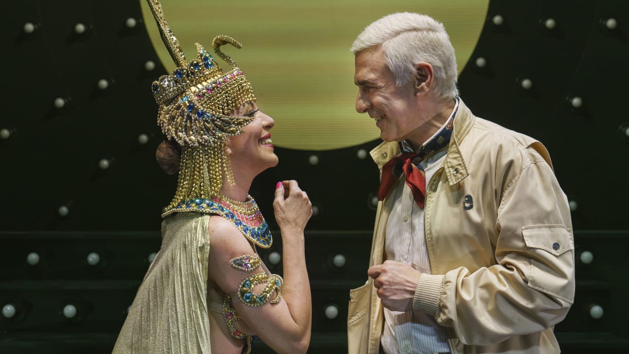 Fotograma de El hombre que amaba los platos voladores (2024)