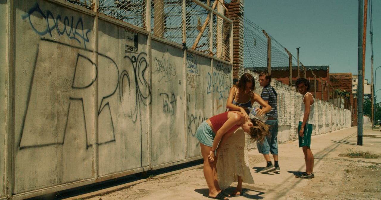 Fotograma de Los nadadores (2025)