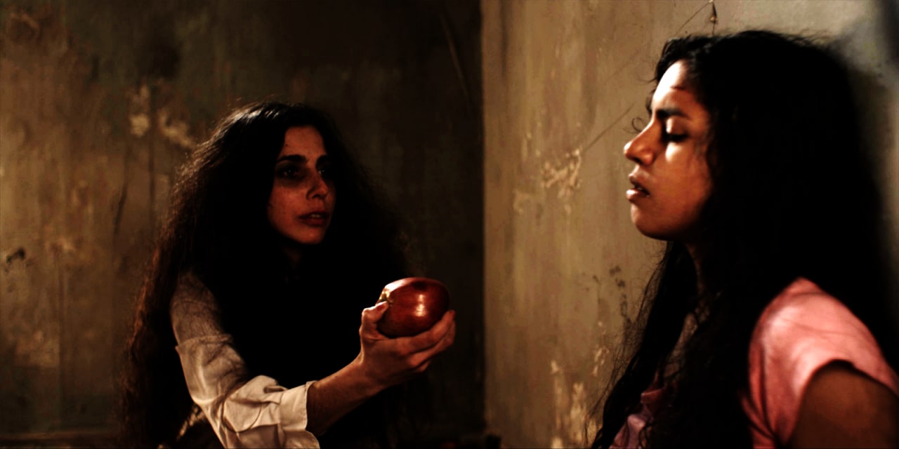 María Laura Caccamo y Paloma Contreras en La mosca en la ceniza (2010)