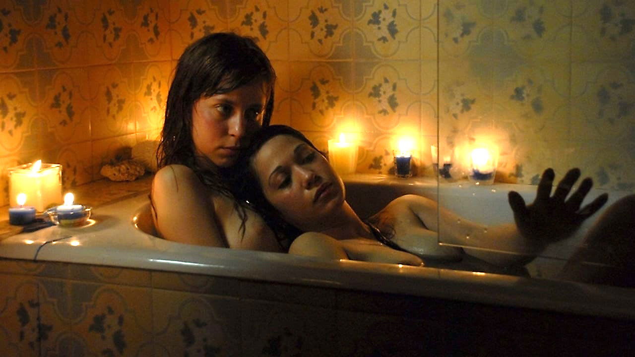 Inés Efrón y Mariela Vitale (Emme) en El niño pez (2009)