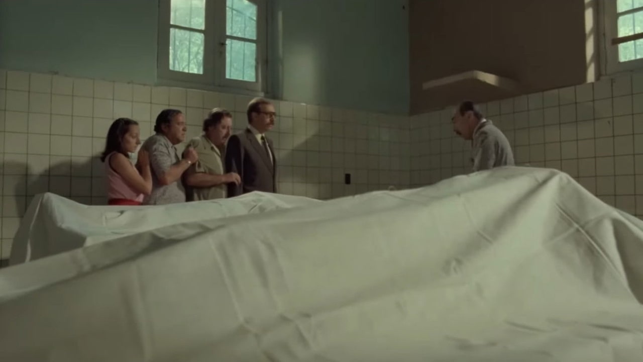 Mónica Villa, Julio De Grazia, Juan Manuel Tenuta y Luis Brandoni en Esperando la carroza (1985)