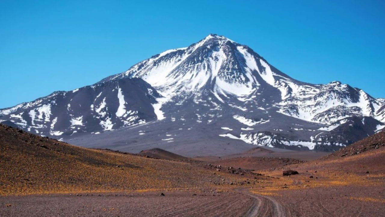 Fotograma de El volcán adorado (2018)