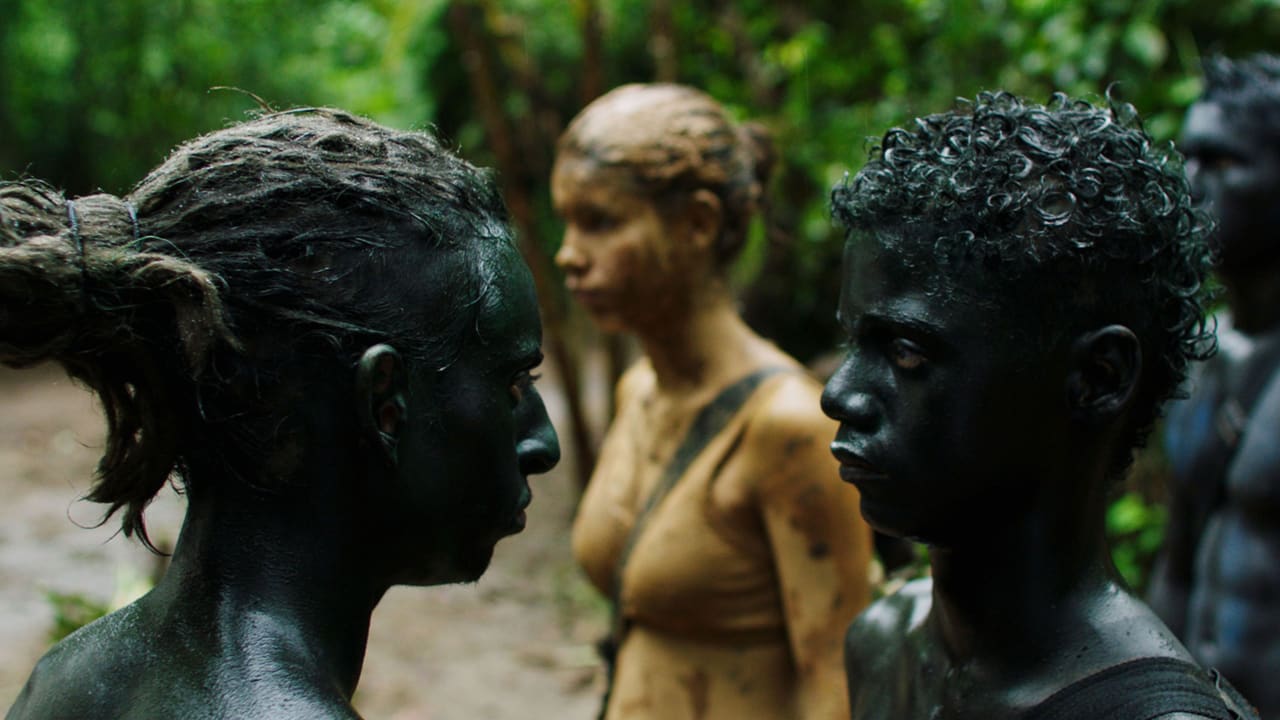 Sofía Buenaventura, Karen Quintero y Moisés Arias en Monos (2019)