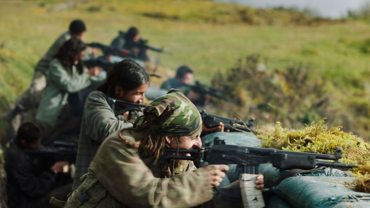 Laura Castrillón y Moisés Arias en Monos (2019)