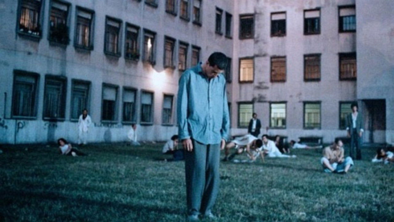 Fotograma de Hombre mirando al sudeste (1987)