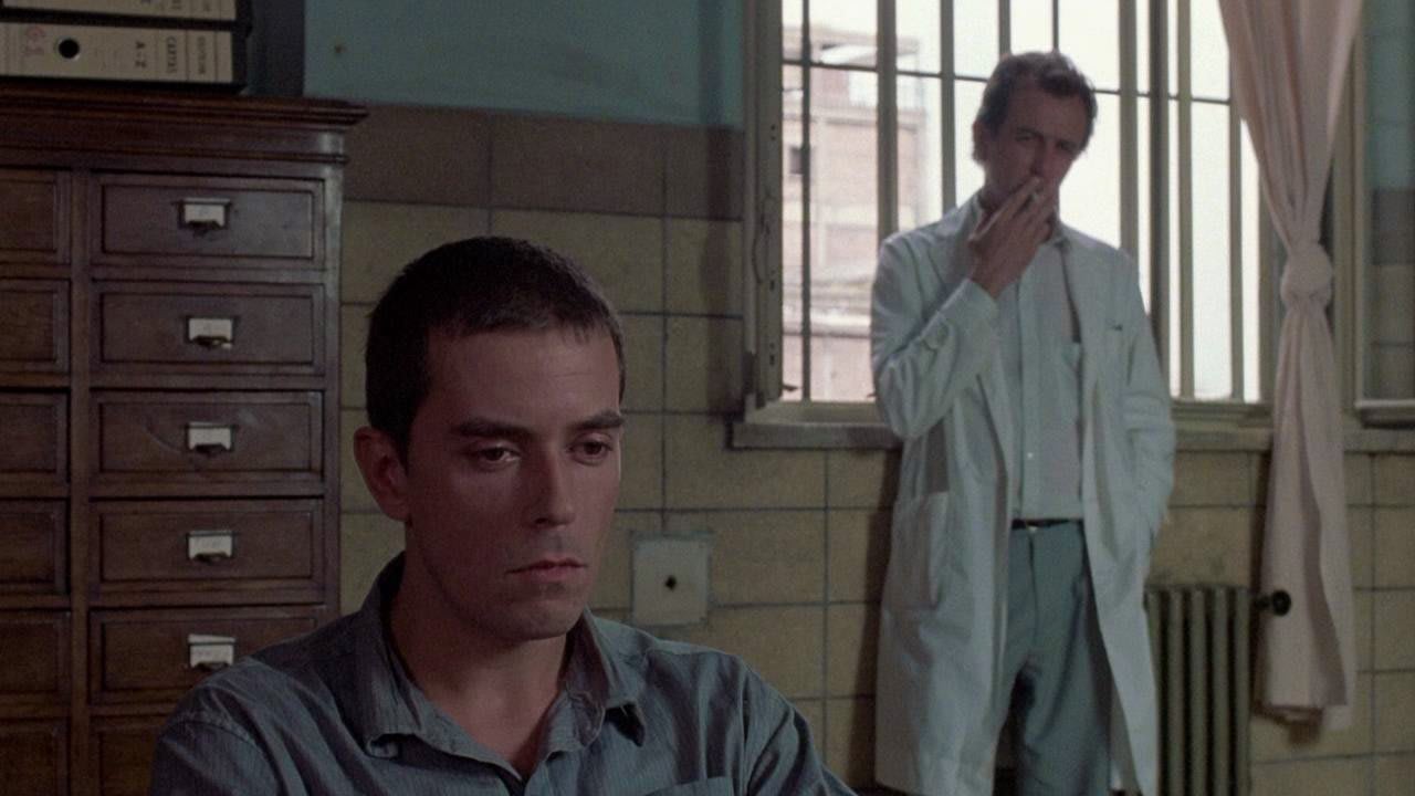 Fotograma de Hombre mirando al sudeste (1987)