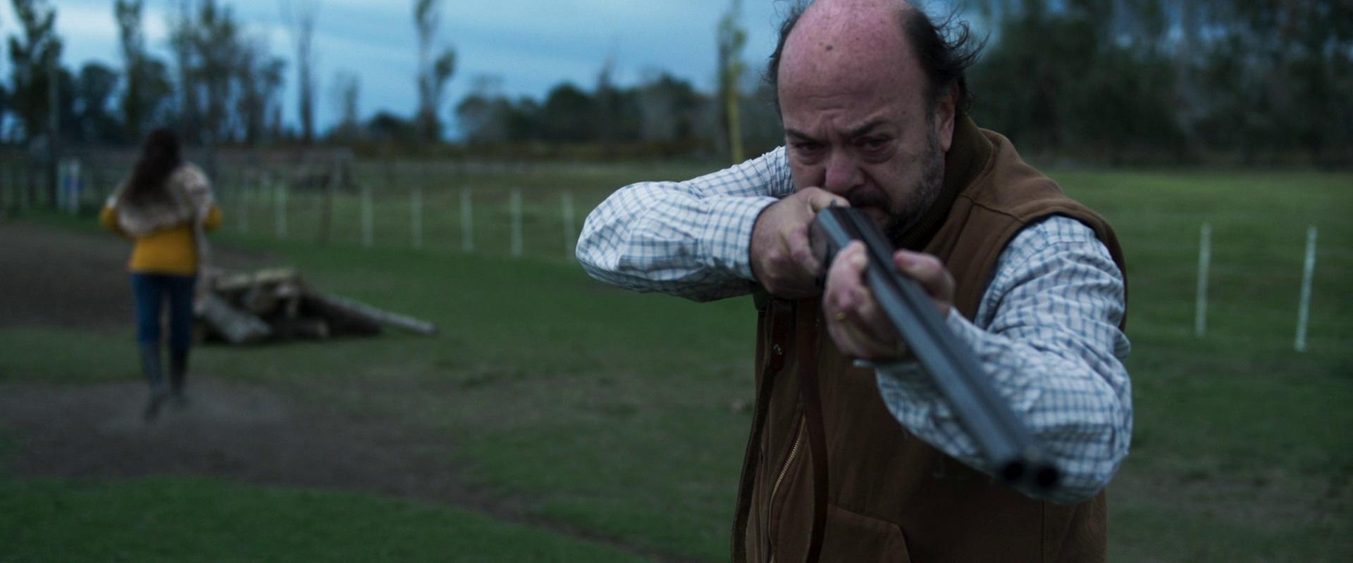 Luis Ziembrowski y Desirée Salgueiro en Cuando acecha la maldad (2023)