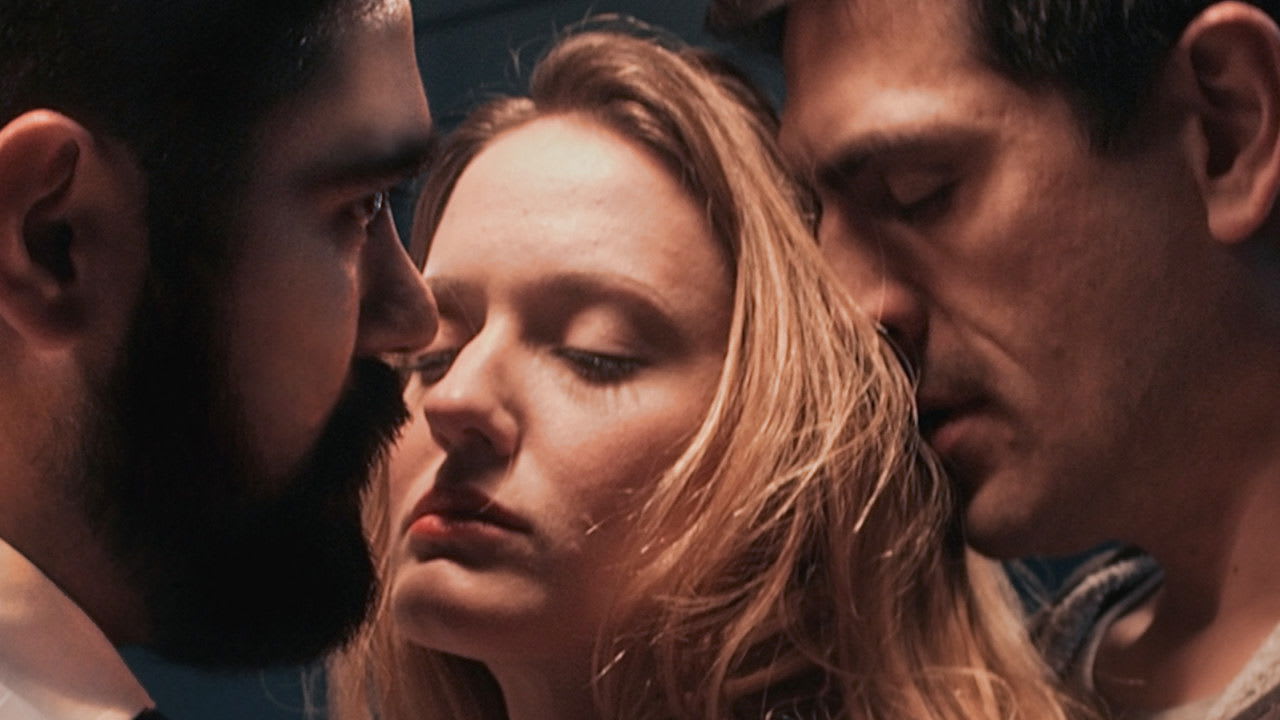 Fotograma de Tres extraños (2024)