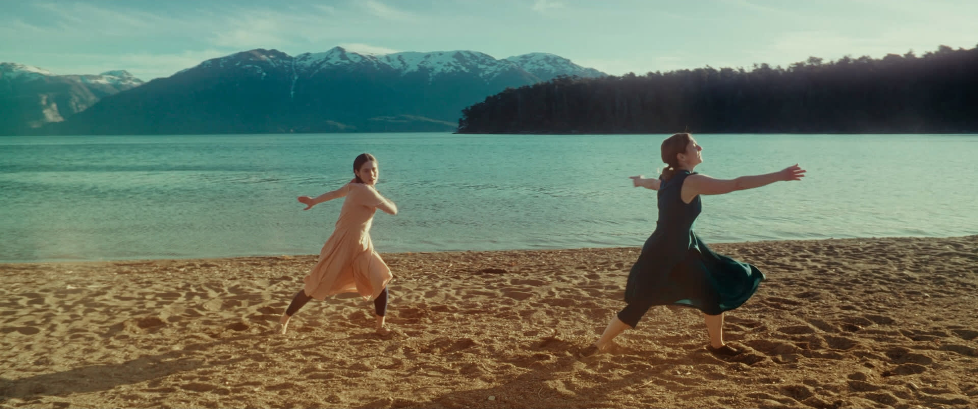 Violeta Postolski y Mara Bestelli en Tres tiempos (2025)