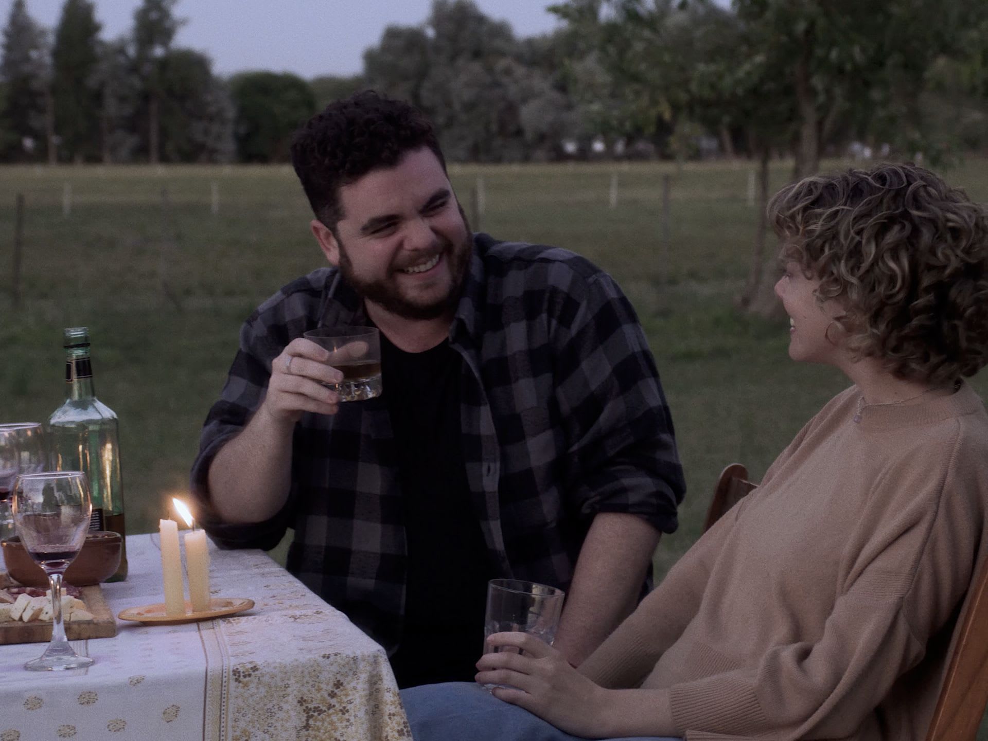 Gastón Cocchiarale y Maru Blanco en Tres (2024)