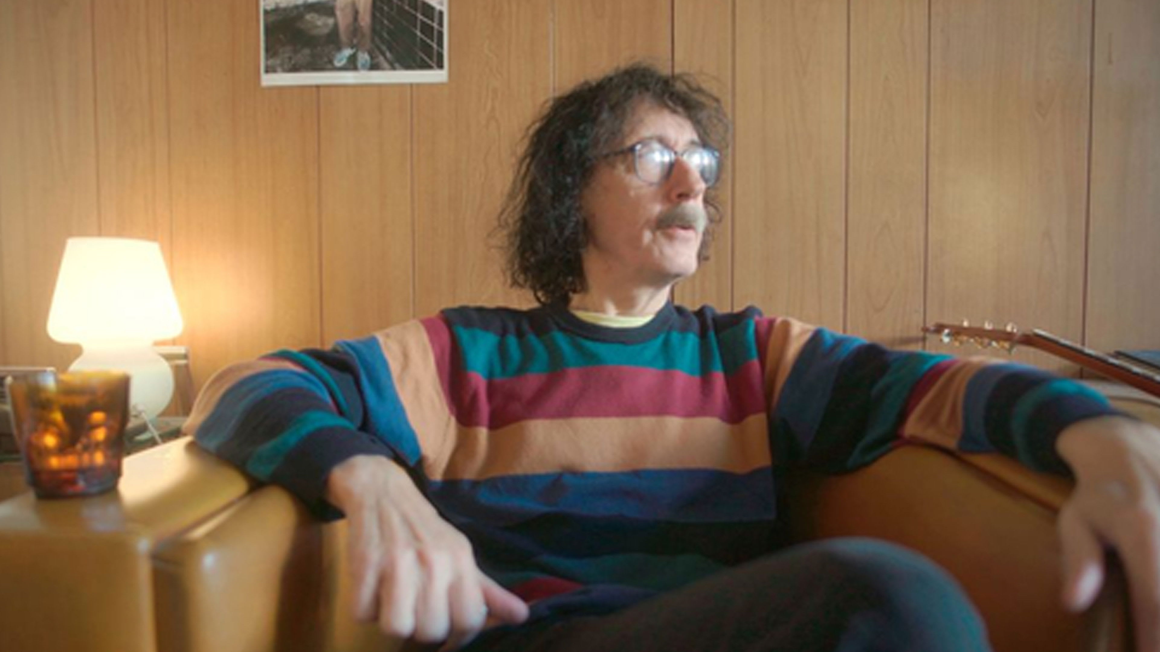 Fotograma de Alguien en el mundo piensa en mí (2023)