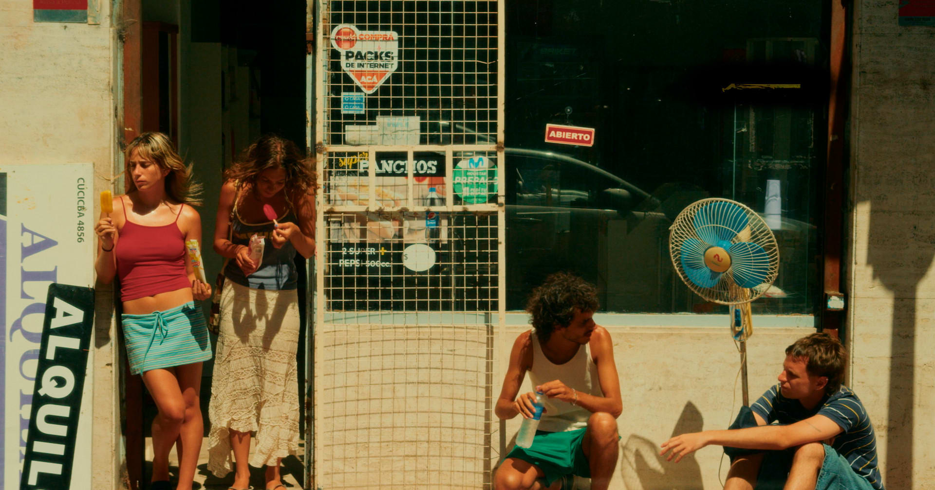 Fotograma de Los nadadores (2025)