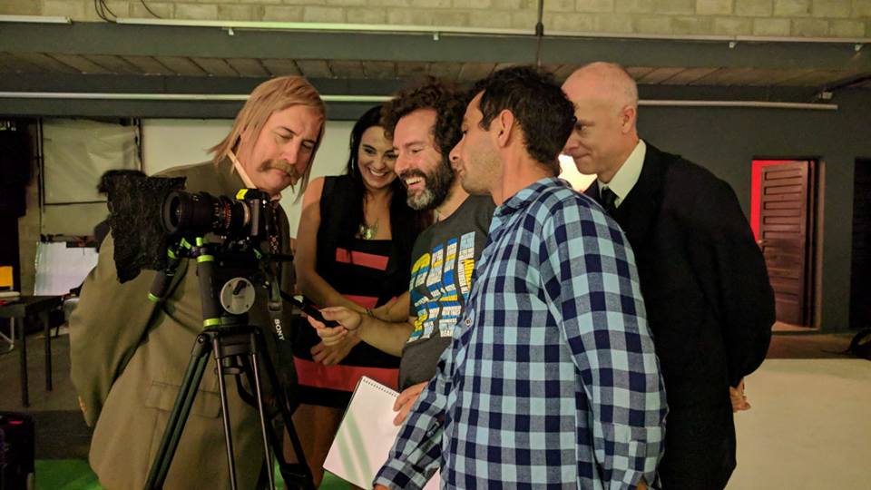 Luis Rubio, Gaby Valenti, Juan Cruz Varela, Martín Conti y Gervasio Usaj en el rodaje de Eber Ludueña, el último lateral analógico (2023)