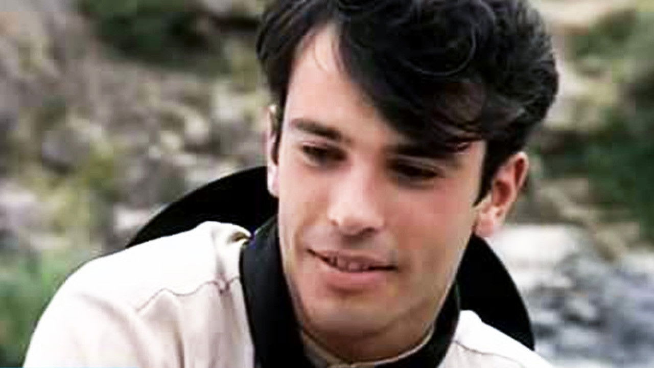 Fotograma de Flores amarillas en la ventana (1996)