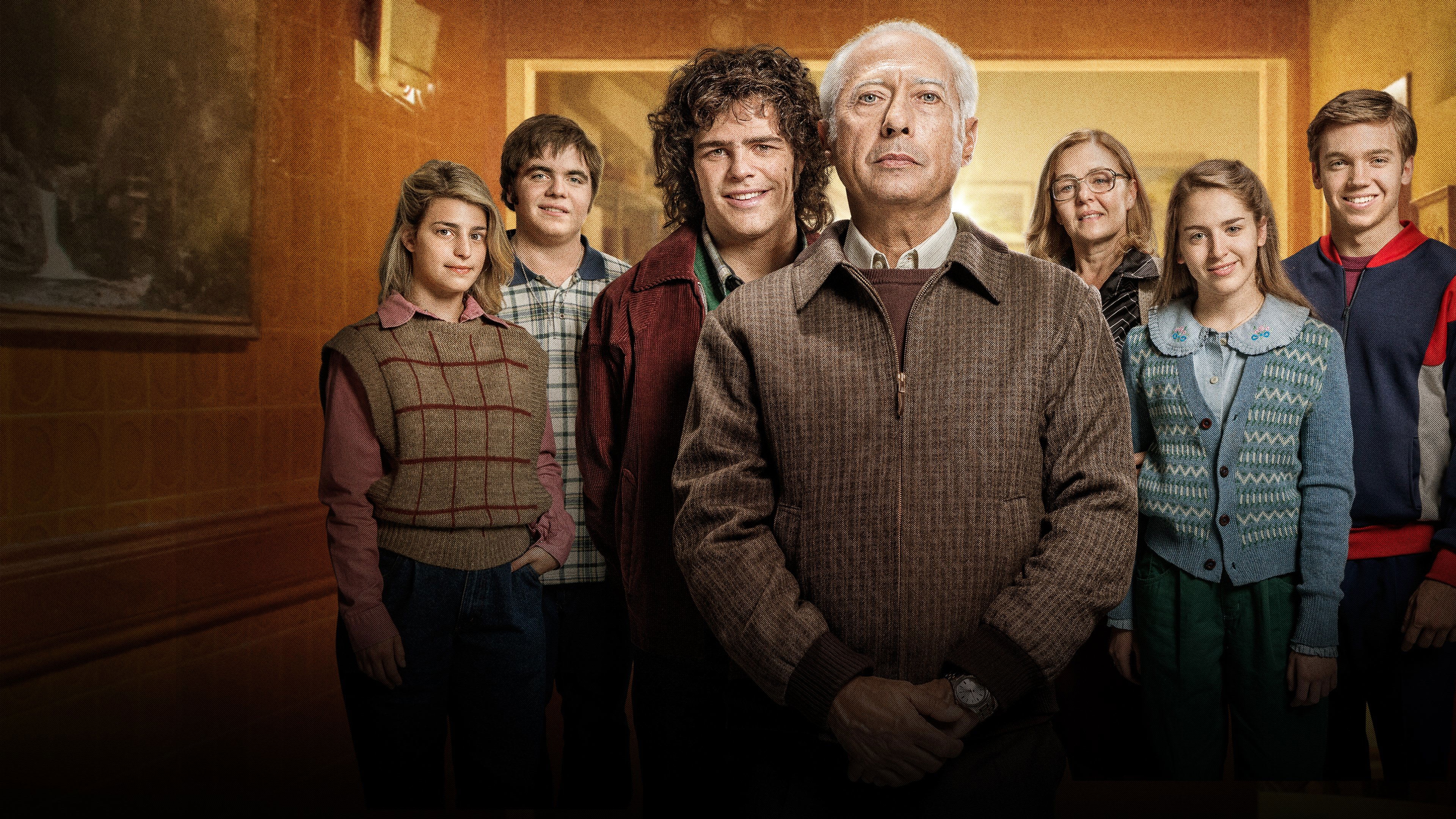 Giselle Motta, Gastón Cocchiarale, Peter Lanzani, Guillermo Francella, Lili Popovich, Antonia Bengoechea y Franco Masini en foto promocional de El clan (2015)