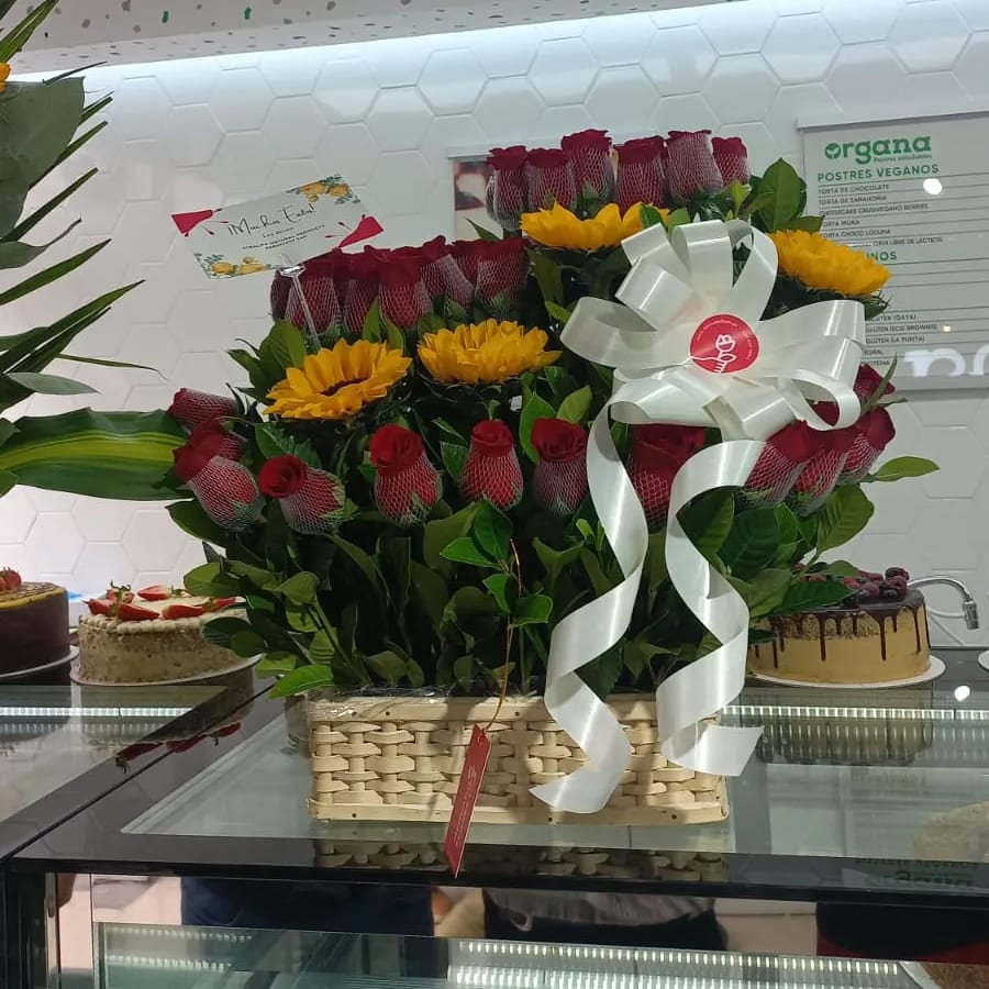 Fotografía real de entrega de arreglo de rosas y girasoles de MERCADO FLORES en San Borja Lima