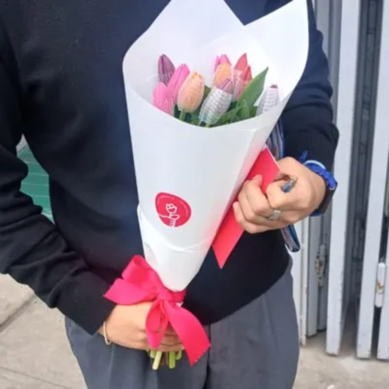 Ginevra — Ramo de 10 Tulipanes Variados — Foto real de entrega