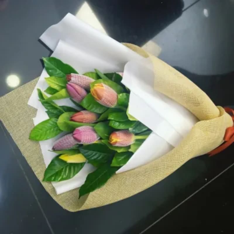 Beatrice — Ramo de 10 tulipanes multicolores y verdes selectos — Foto real de entrega