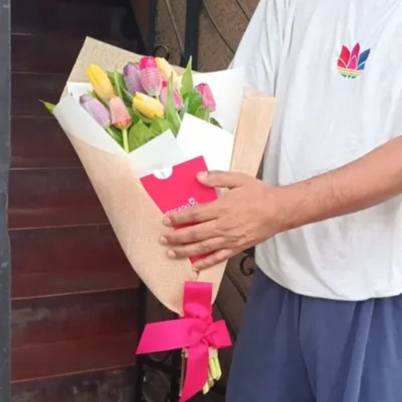 Beatrice — Ramo de 10 tulipanes multicolores y verdes selectos — Foto real de entrega
