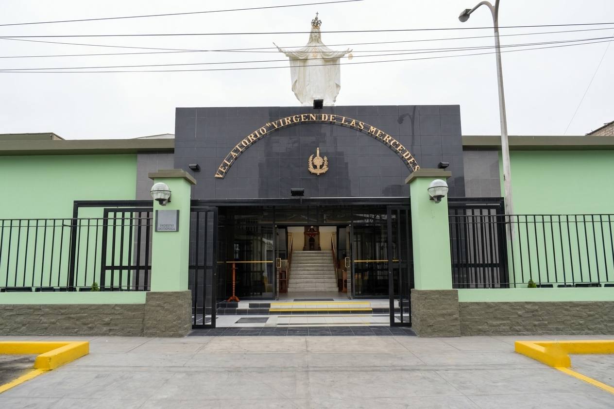 Fachada del Velatorio Virgen de las Mercedes del Hospital Militar Central en la Av de la Policía Jesús María Lima para envío de coronas fúnebres y arreglos de condolencias