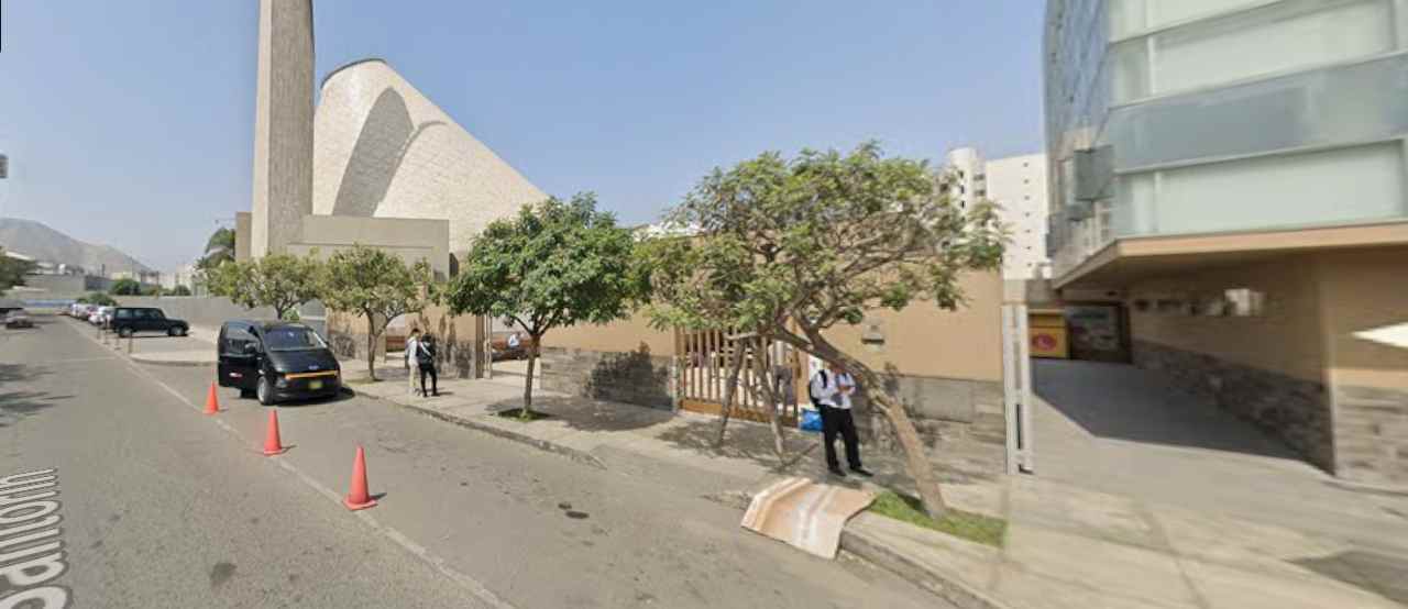 Fachada exterior del Velatorio de la Parroquia Sagrado Corazón de Jesús en el Jirón Santorín Santiago de Surco para entrega de coronas fúnebres y lágrimas de pésame