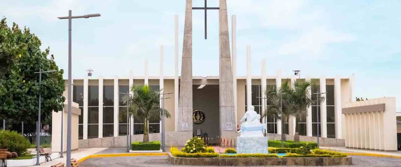 Envío urgente de coronas y arreglos fúnebres profesionales al Crematorio Renacer en Chorrillos
