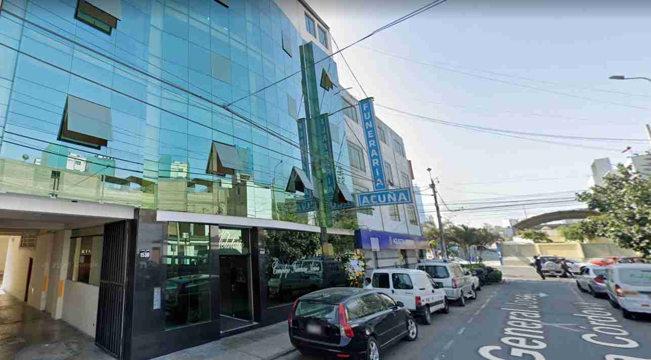 Envío de arreglos florales y coronas fúnebres frente al Hospital Rebagliati en el Complejo Funerario Acuña