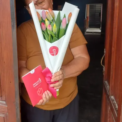Luisa — Ramo Clásico de 10 Tulipanes Variados — Foto real de entrega