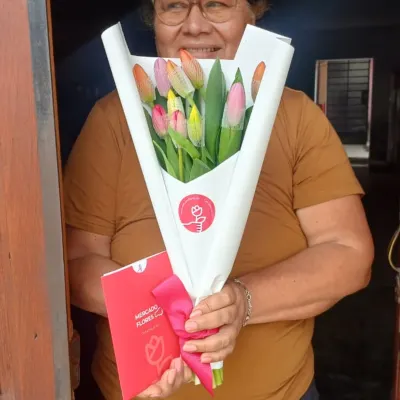 Luisa — Ramo Clásico de 10 Tulipanes Variados — Foto real de entrega
