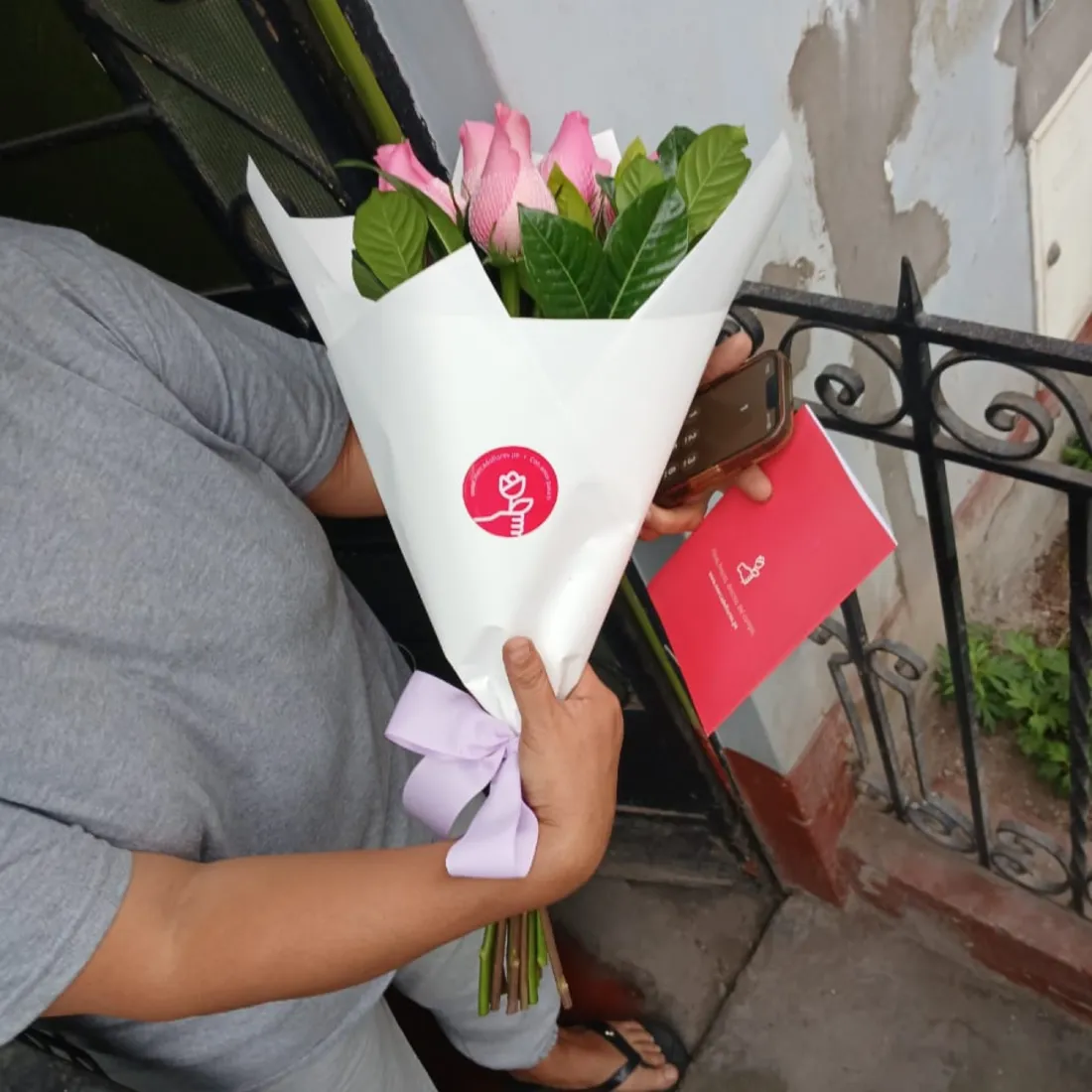 Blush — Ramo de Rosas Rosadas
